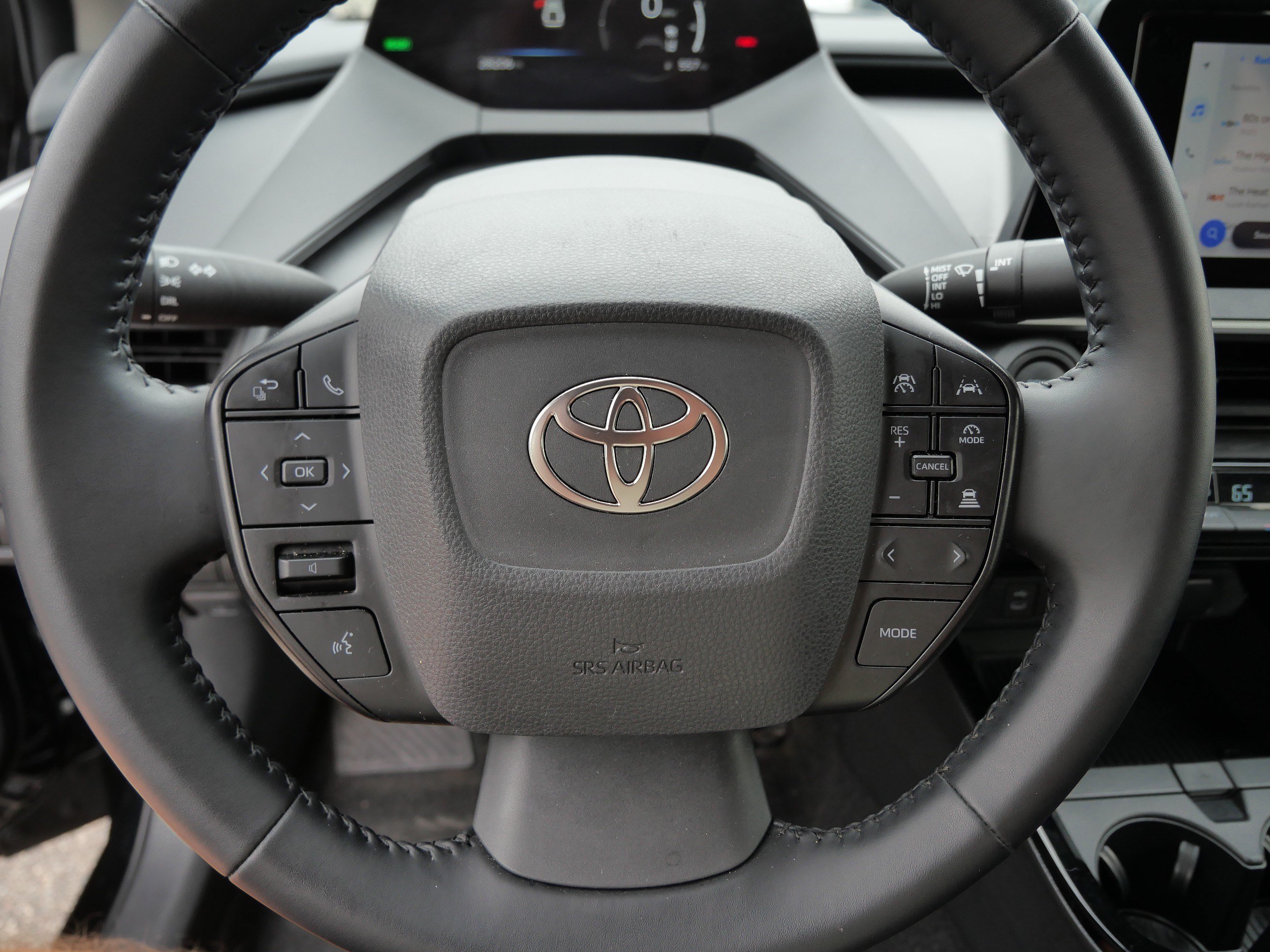 Certified 2025 Toyota Prius LE FWD image 26