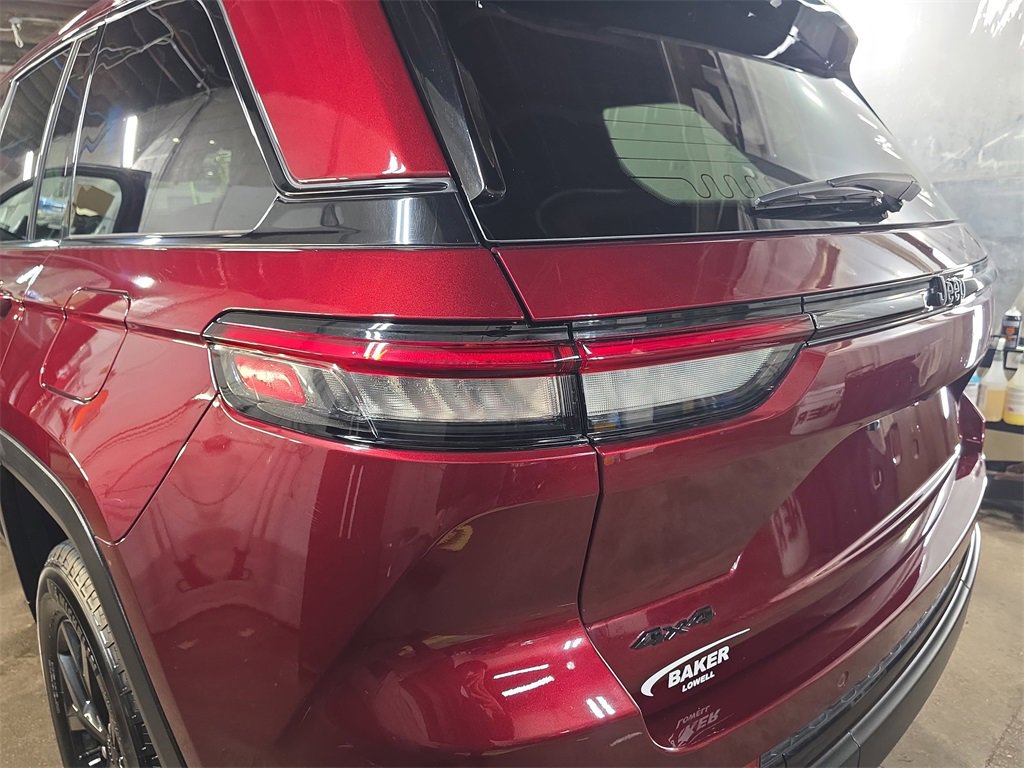 Used 2024 Jeep Grand Cherokee Altitude image 33