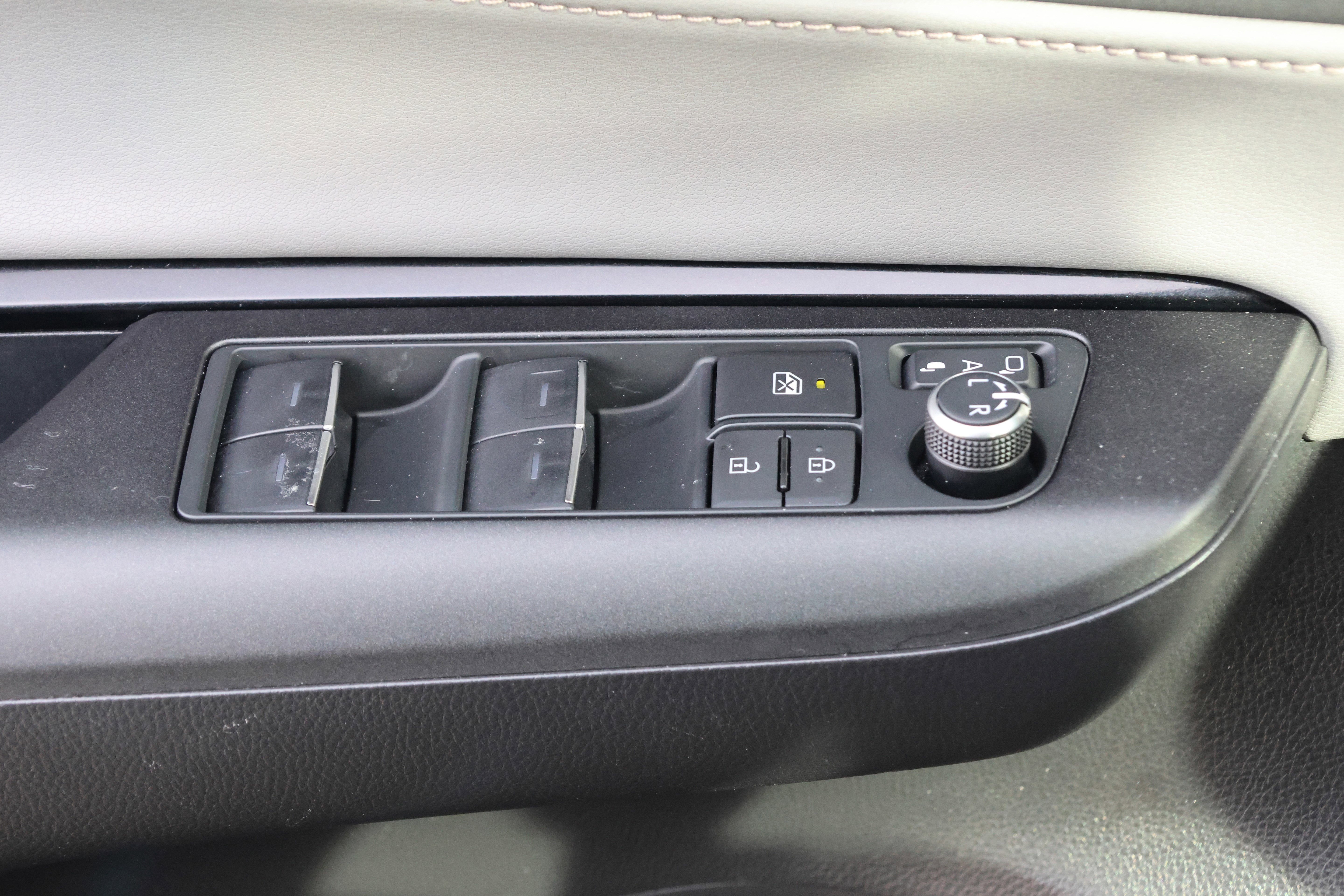 Used 2022 Toyota Venza LE image 13