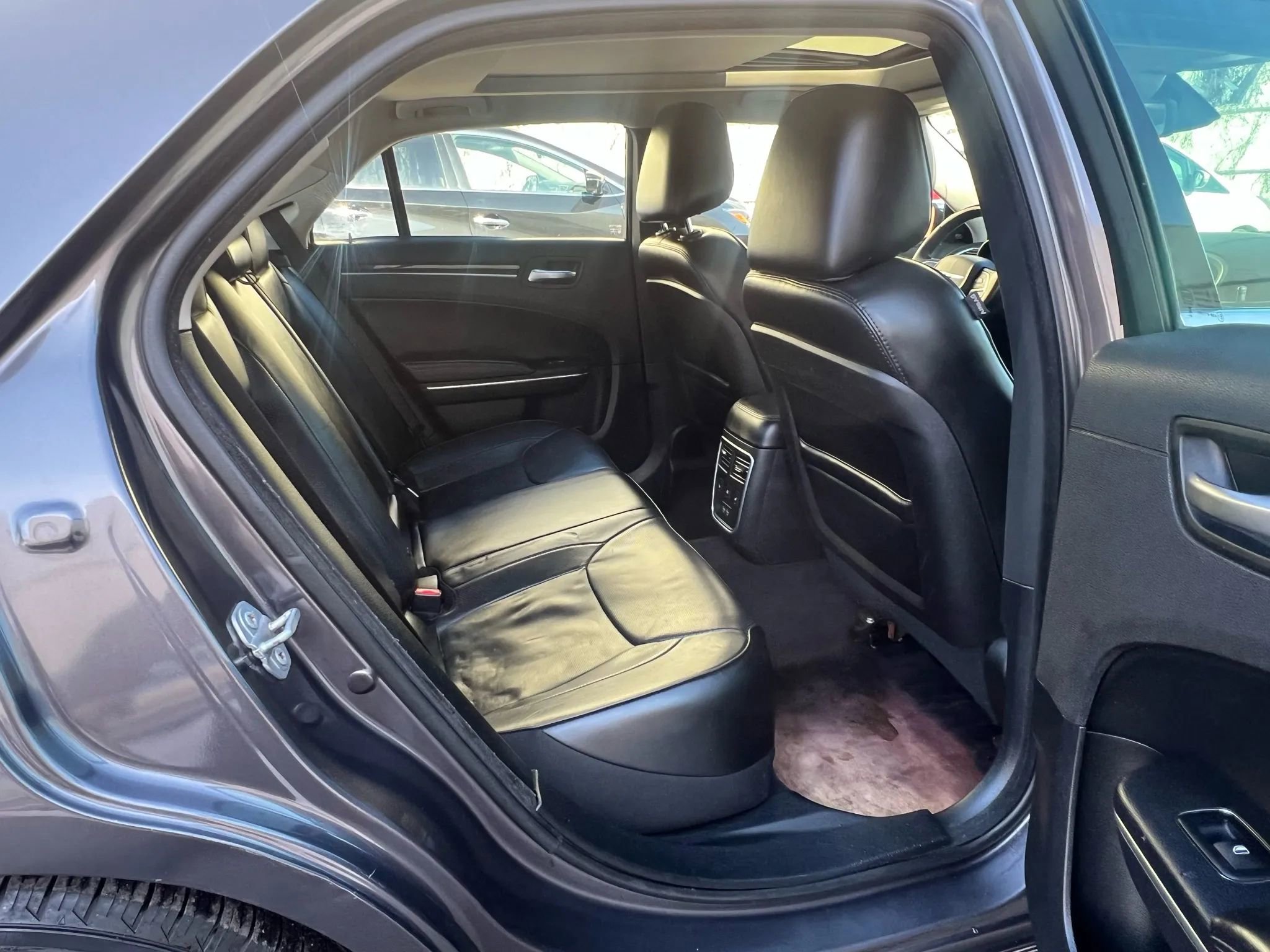 Used 2017 Chrysler 300 C RWD image 29