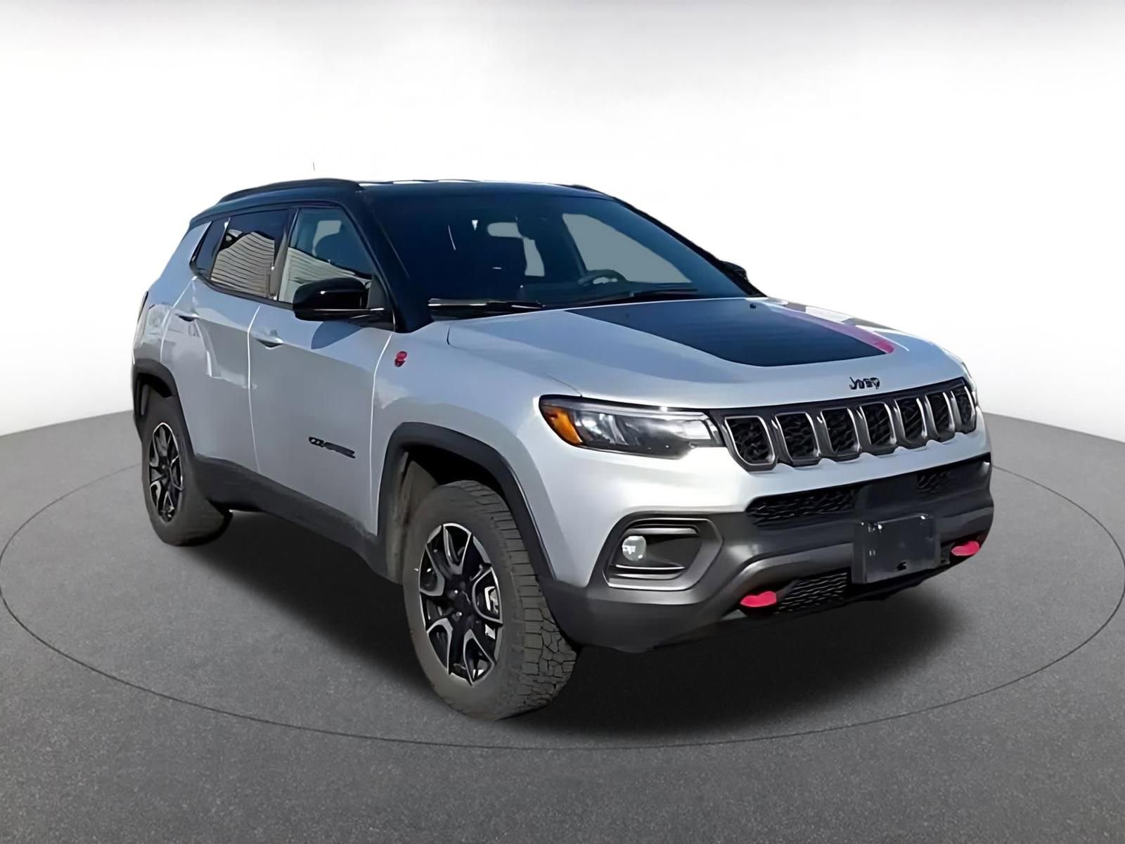 Used 2025 Jeep Compass Trailhawk image 3