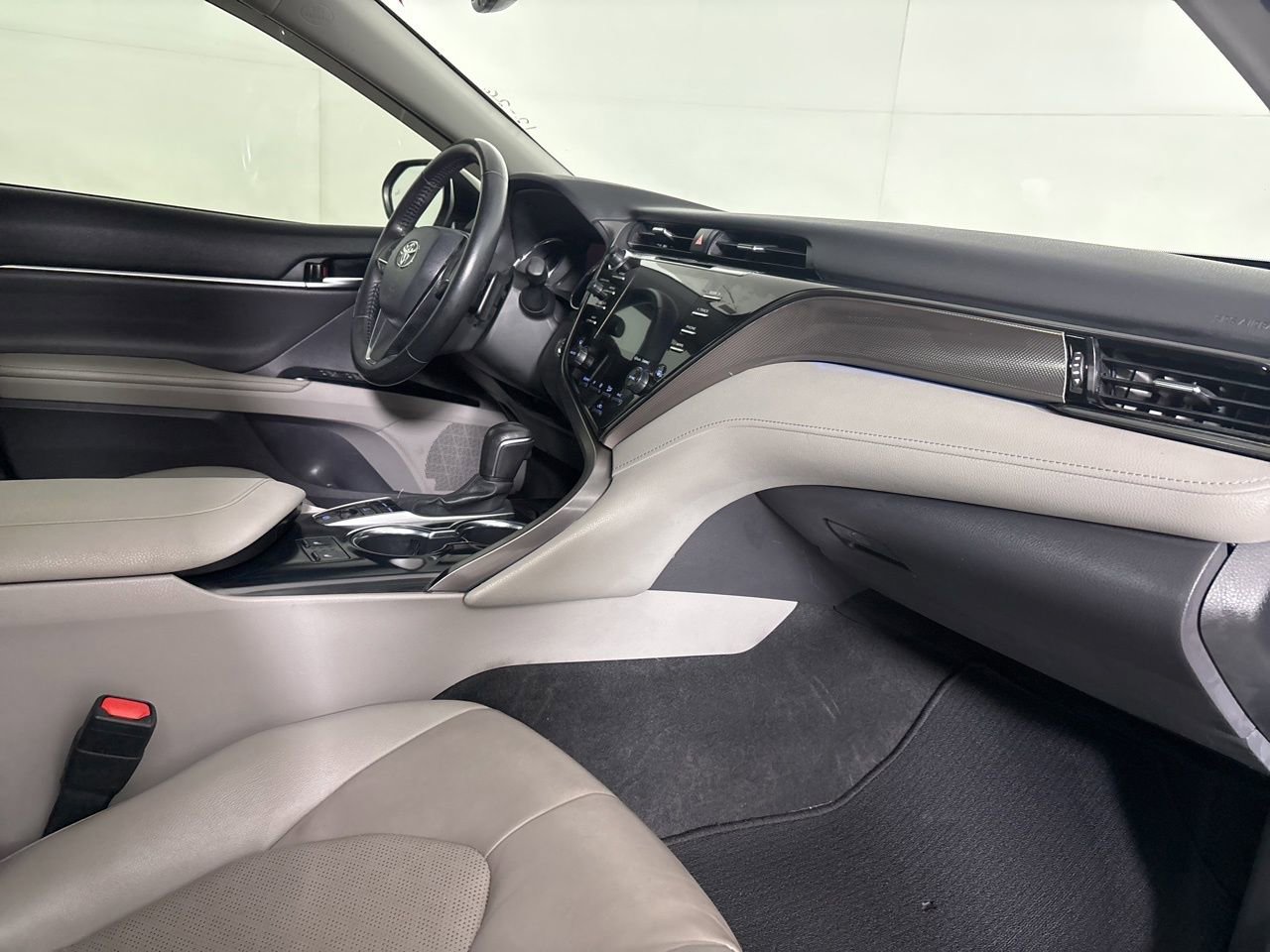 Used 2020 Toyota Camry XSE image 32