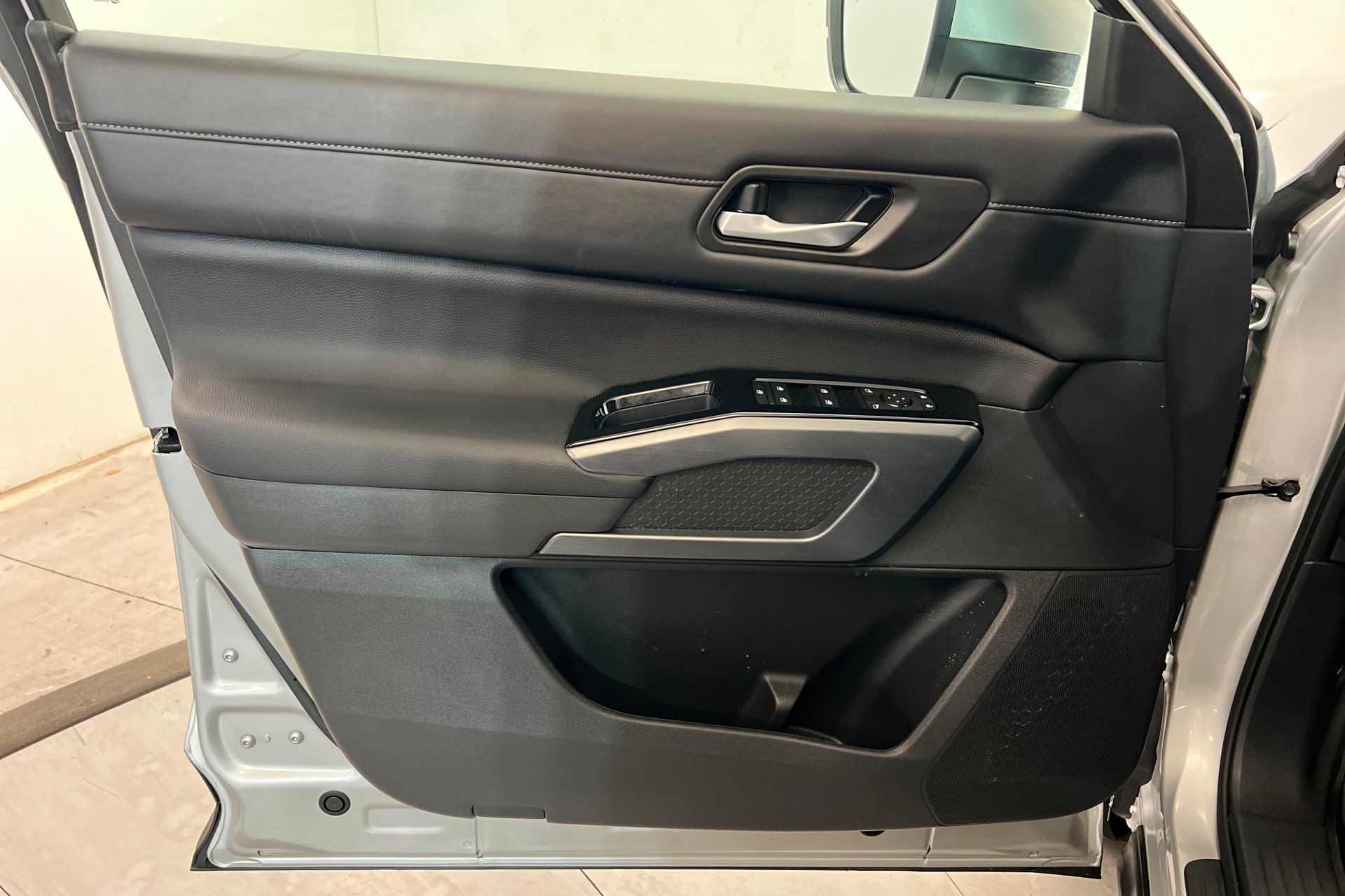 Used 2025 Nissan Pathfinder SL FWD image 16