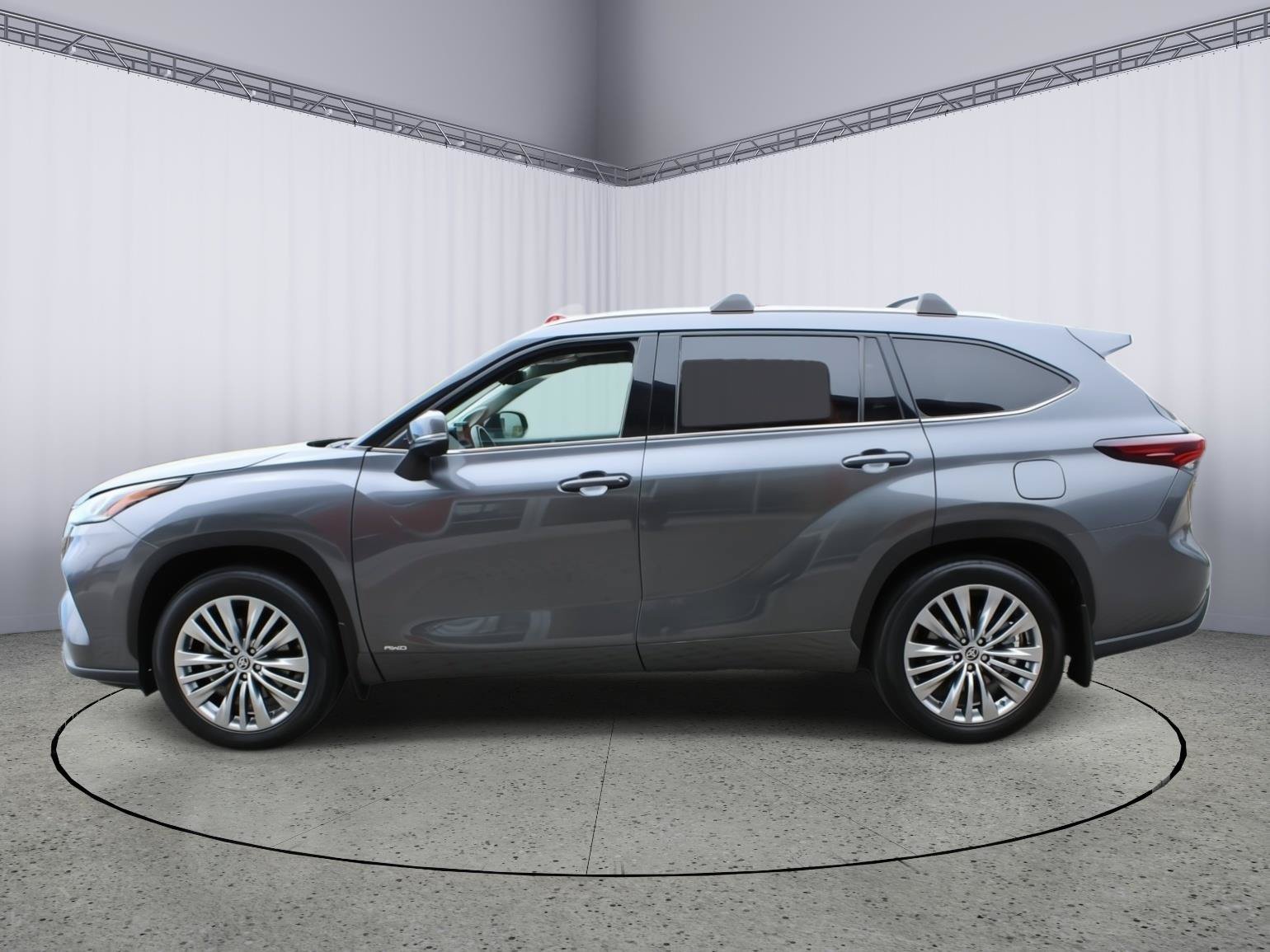 Used 2024 Toyota Highlander Platinum AWD/4WD image 5