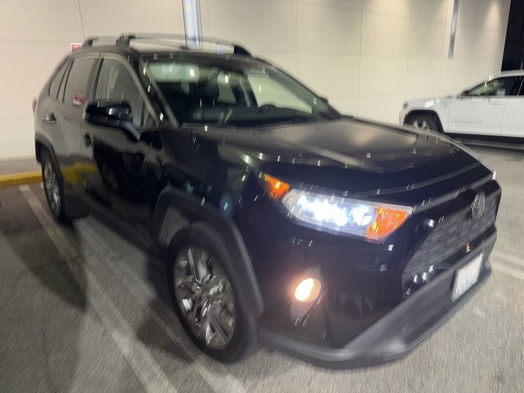 Used 2020 Toyota RAV4 XLE Premium image 5