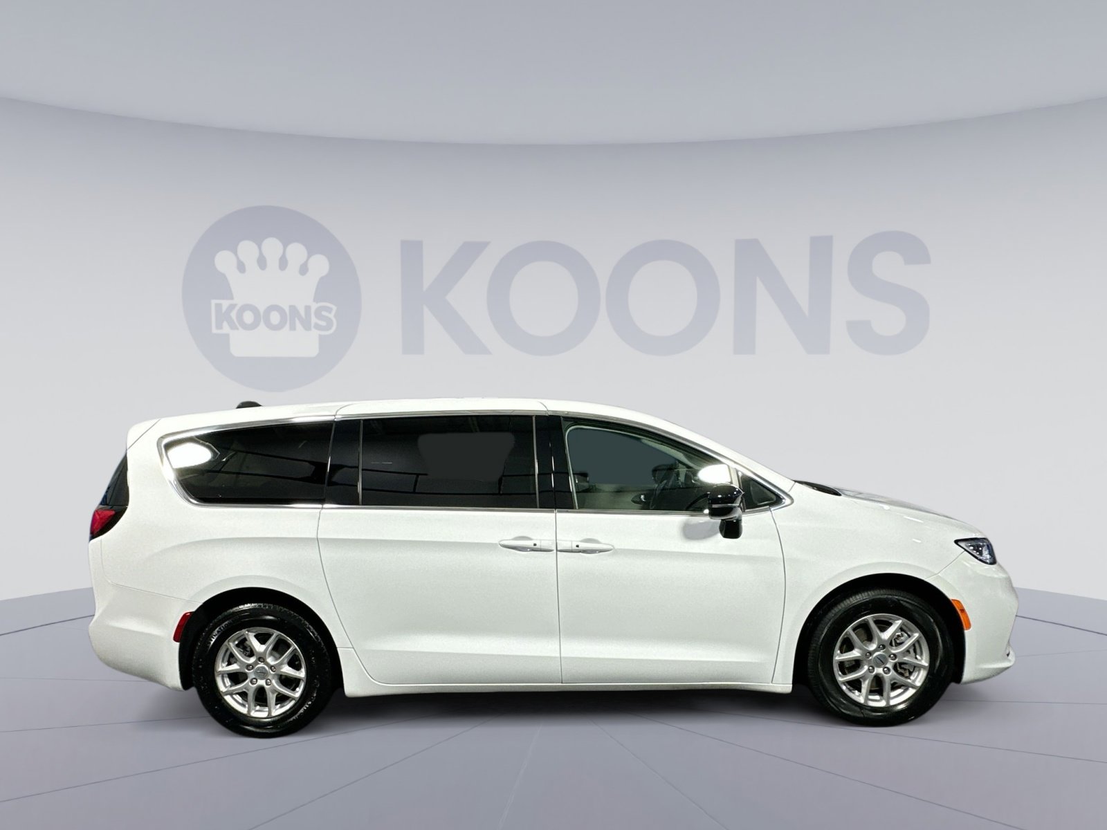 Used 2024 Chrysler Pacifica Touring-L image 8