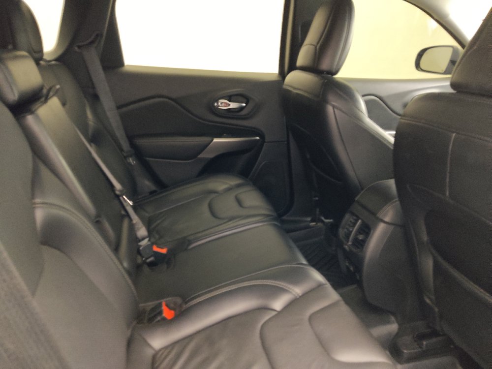 Used 2021 Jeep Cherokee Latitude Lux w/ Comfort/Convenience Group FWD image 19
