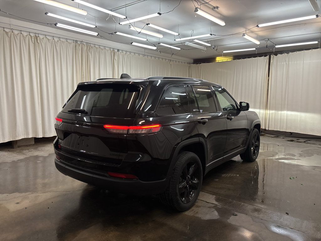 Used 2023 Jeep Grand Cherokee Limited w/ Black Appearance Package AWD/4WD image 5