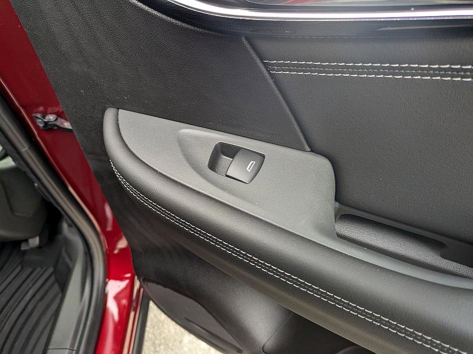 Used 2023 Buick Envision Essence image 32