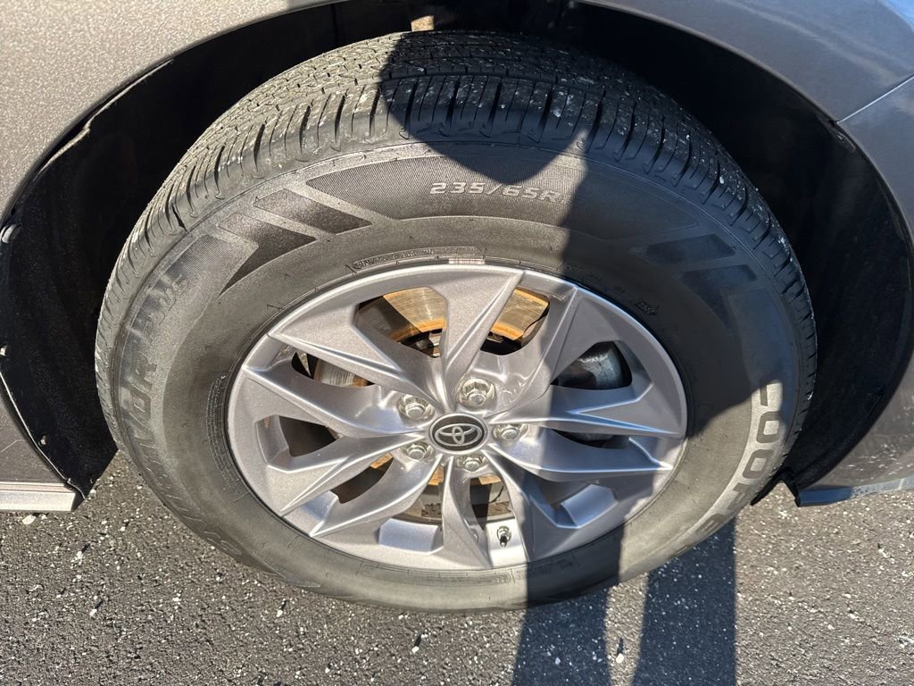 Used 2022 Toyota Sienna XLE image 14