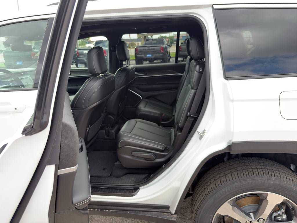 New 2026 Jeep Grand Cherokee L Limited w/ Luxury Tech Group II RWD image 14