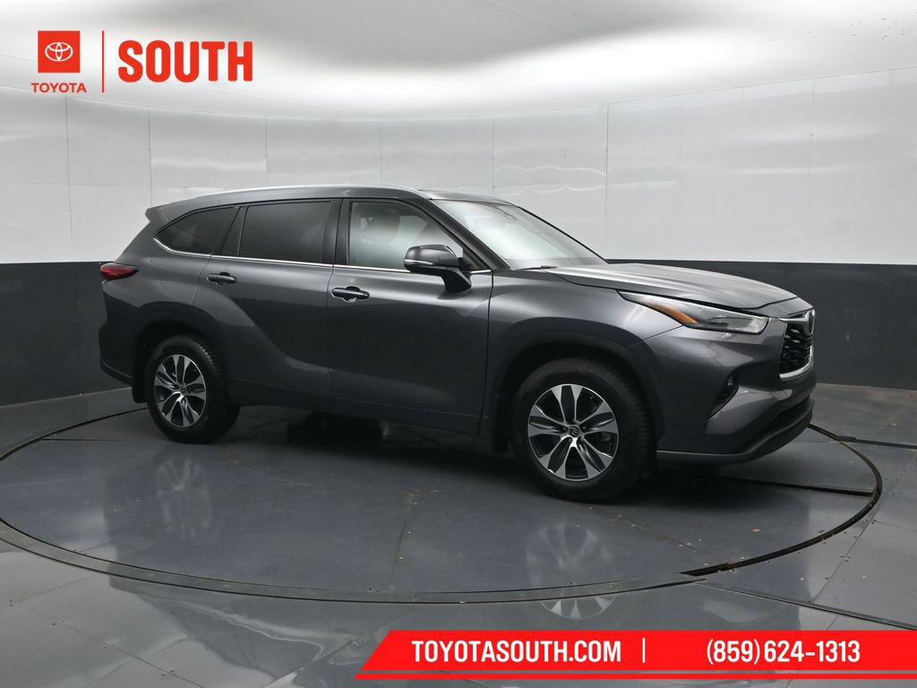 Used 2022 Toyota Highlander XLE AWD/4WD image 1