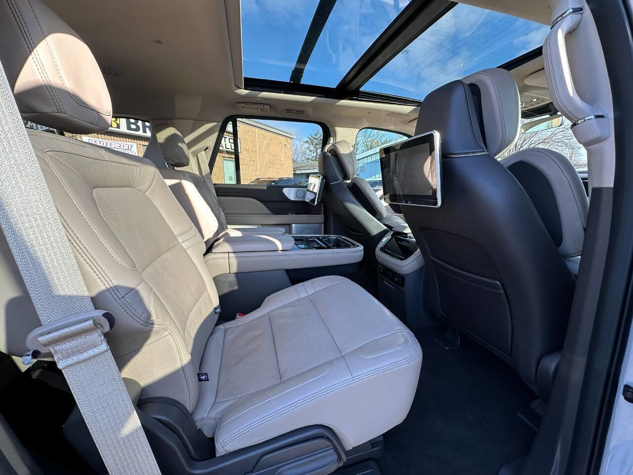 Used 2023 Lincoln Navigator Reserve image 17