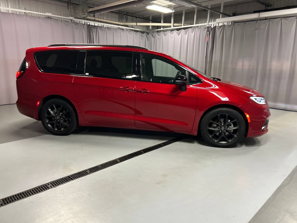 Used 2025 Chrysler Pacifica Limited w/ Trailer Tow Group FWD image 8