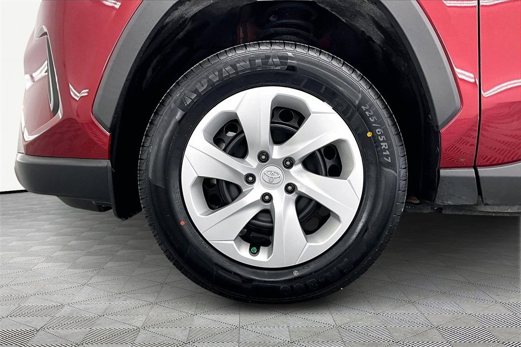 Used 2024 Toyota RAV4 LE image 9