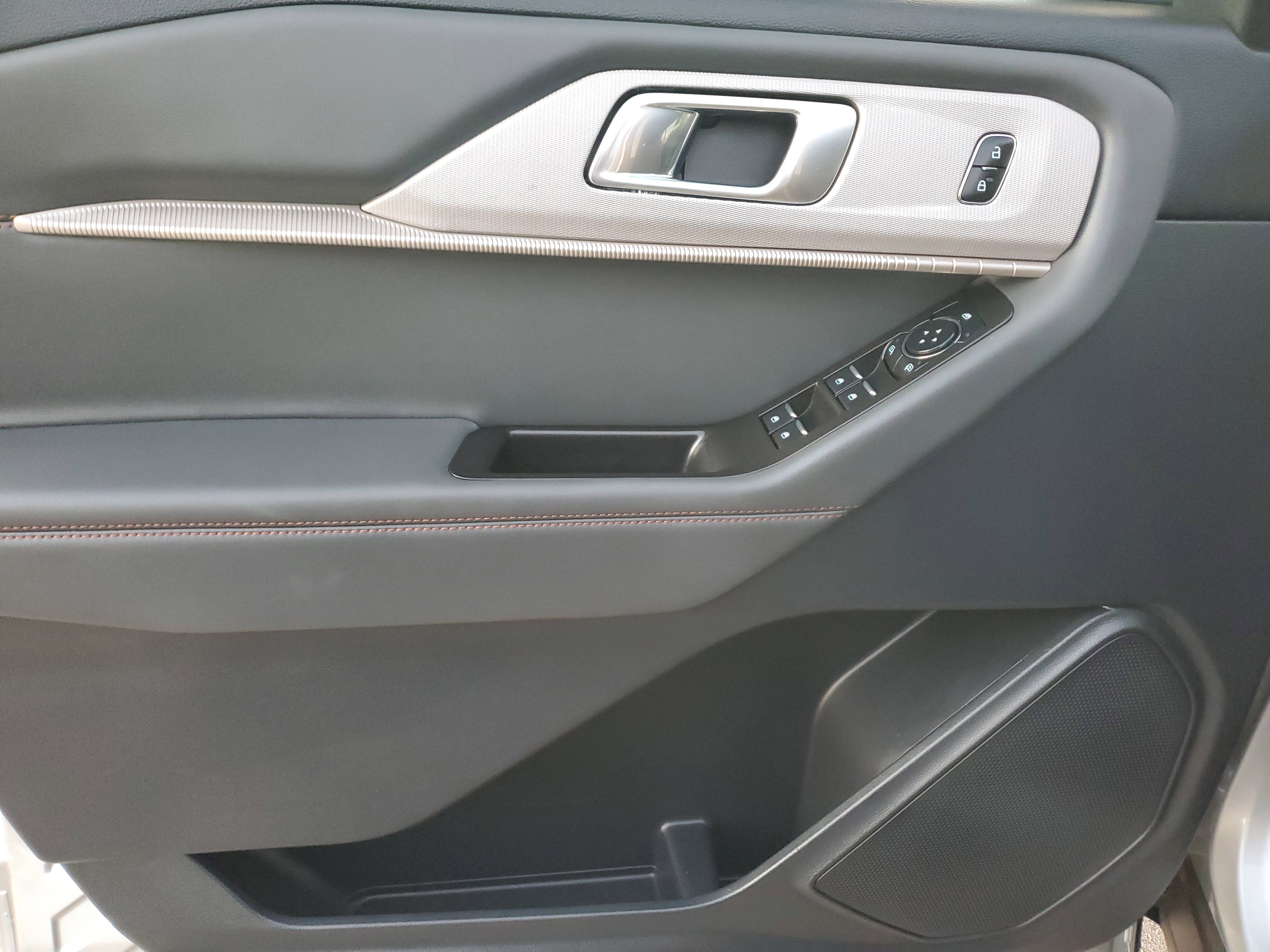 Used 2025 Ford Explorer Active image 28