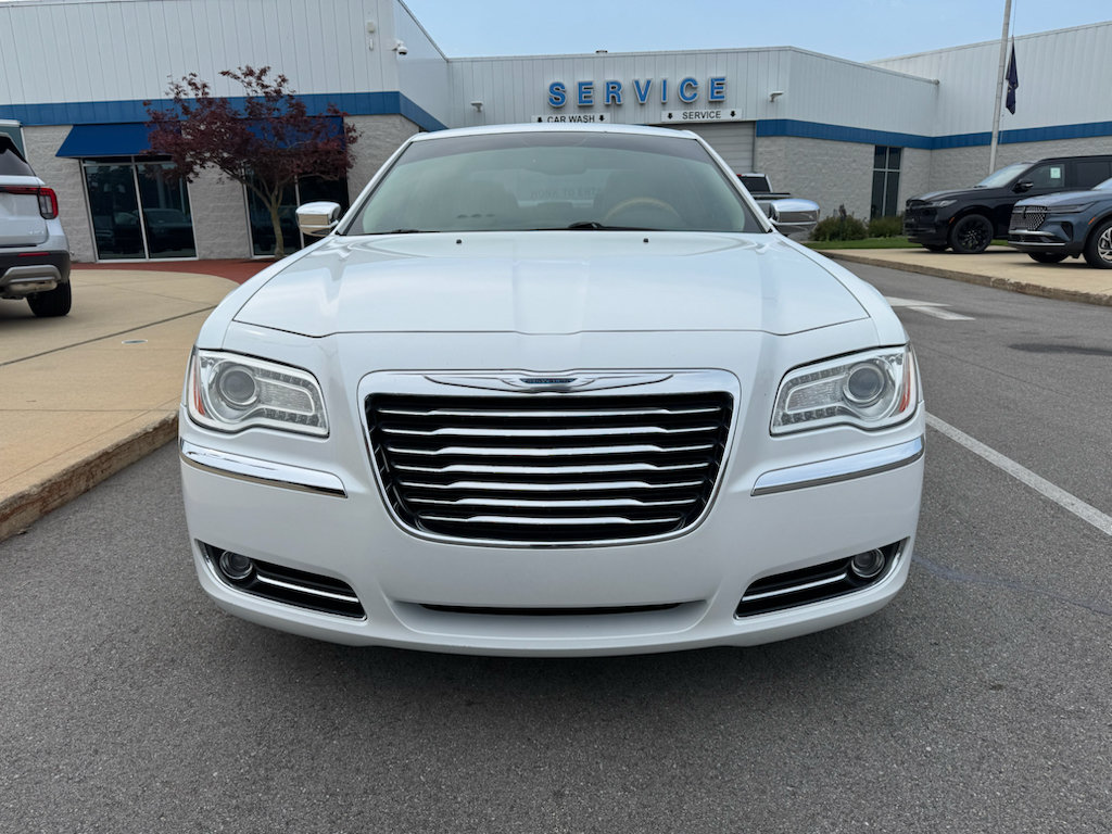 Used 2014 Chrysler 300 C RWD image 2