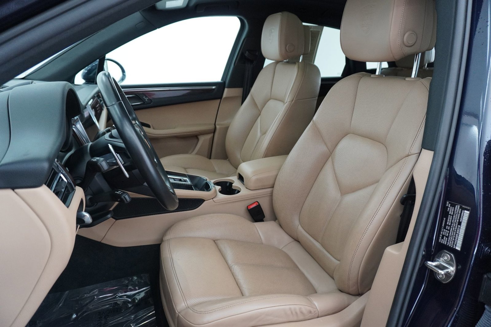 Certified 2023 Porsche Macan Turbo image 4