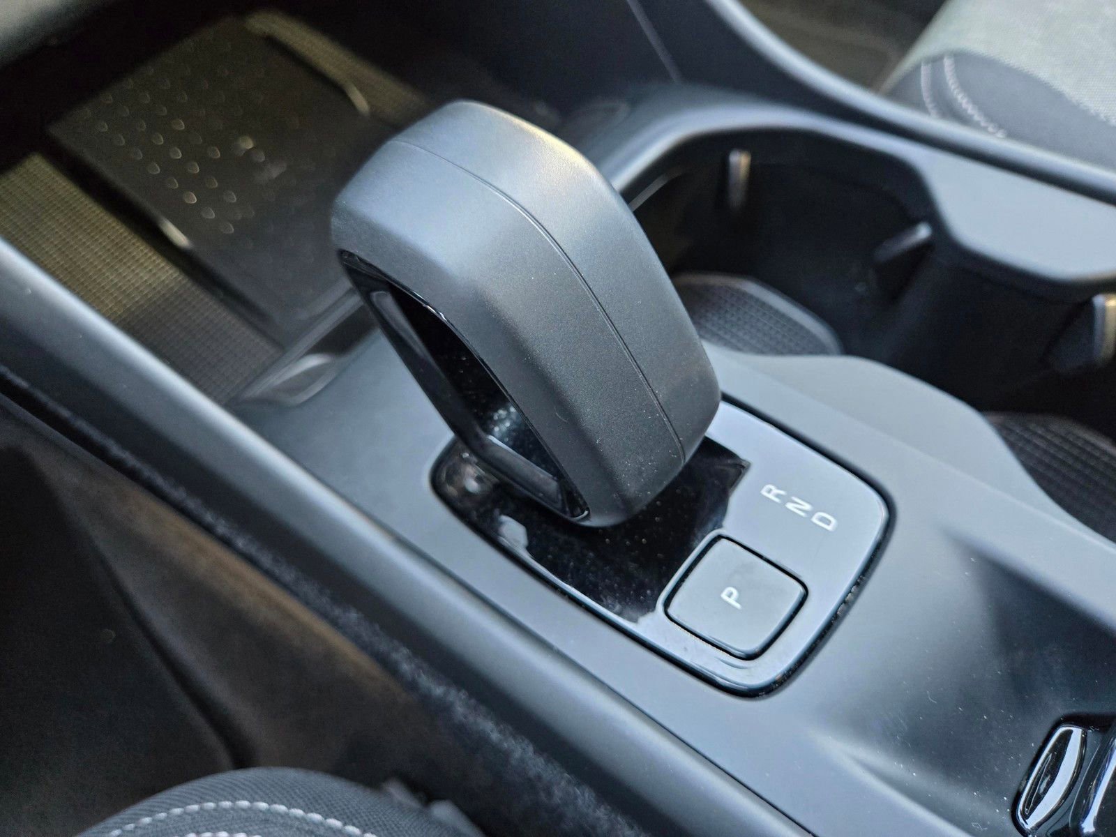 Certified 2025 Volvo XC40 B5 Core image 18