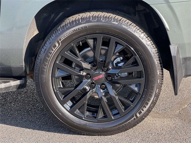 Used 2023 GMC Yukon XL SLT w/ SLT Luxury Package image 5
