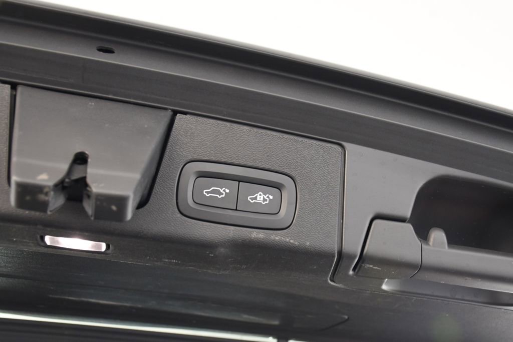 Used 2023 Volvo XC60 T8 Plus image 25