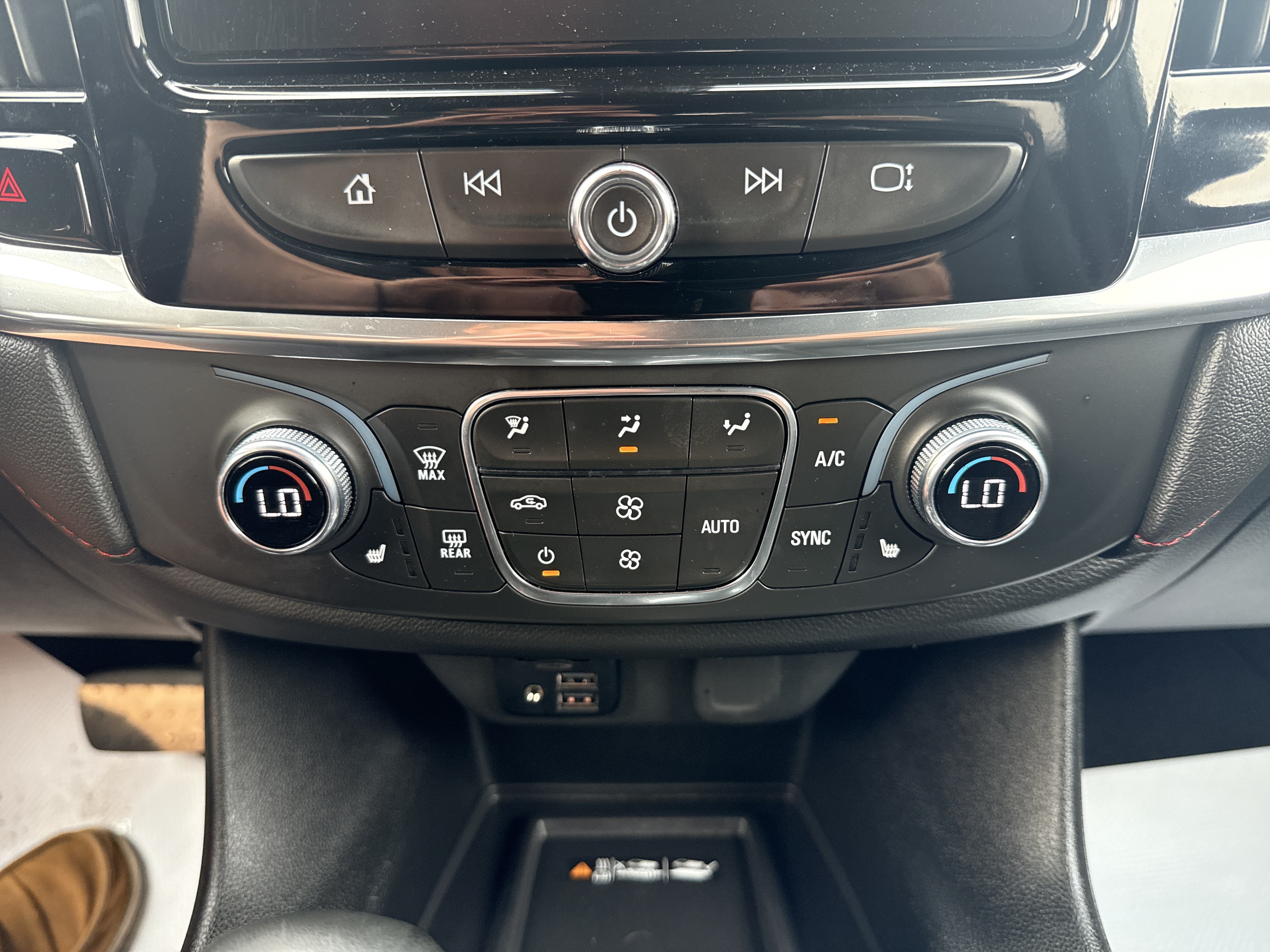 Used 2023 Chevrolet Traverse RS AWD/4WD image 28