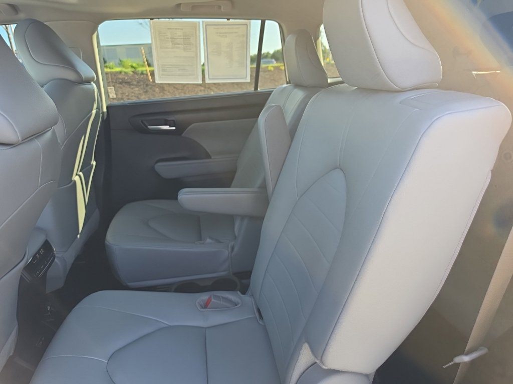 Used 2025 Toyota Highlander XLE AWD/4WD image 21