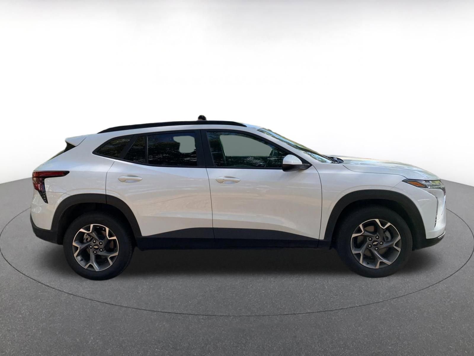 Used 2025 Chevrolet Trax LT w/ LT Convenience Package image 8