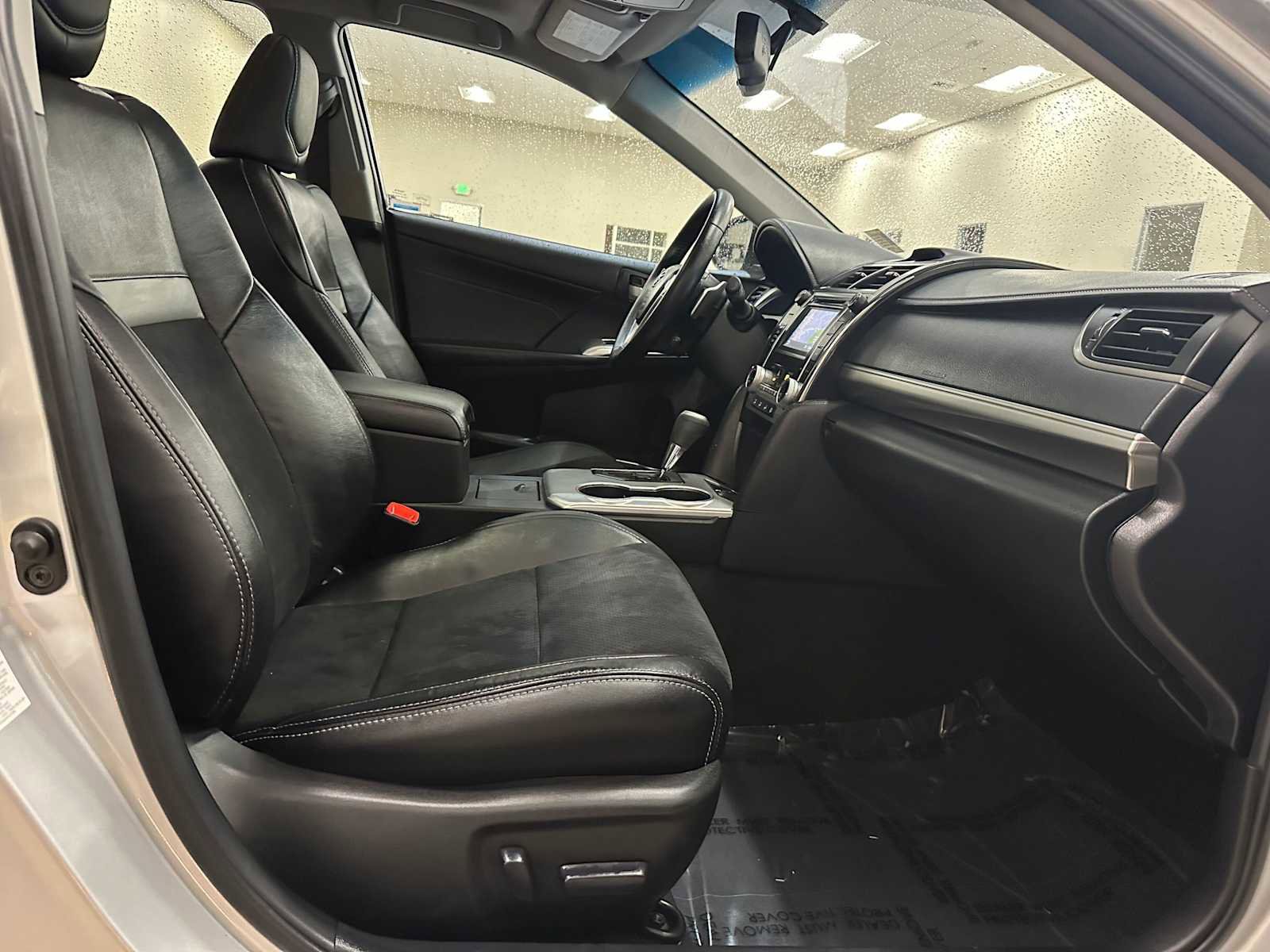 Used 2013 Toyota Camry SE w/ Leather Pkg image 25