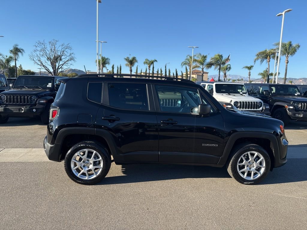 Used 2023 Jeep Renegade Latitude w/ Sun & Fun Group AWD/4WD image 9