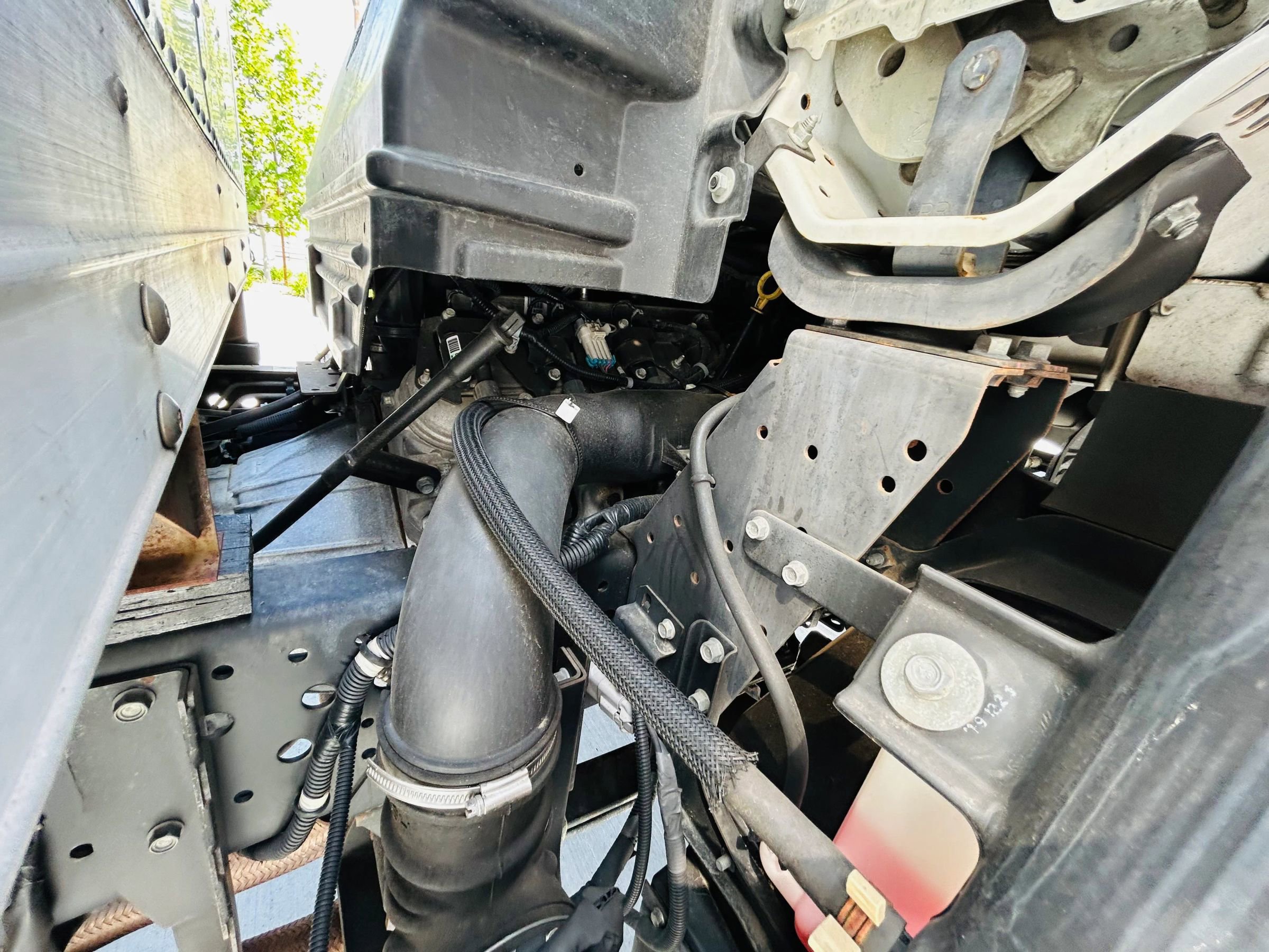 Used 2020 Isuzu NPR RWD image 21