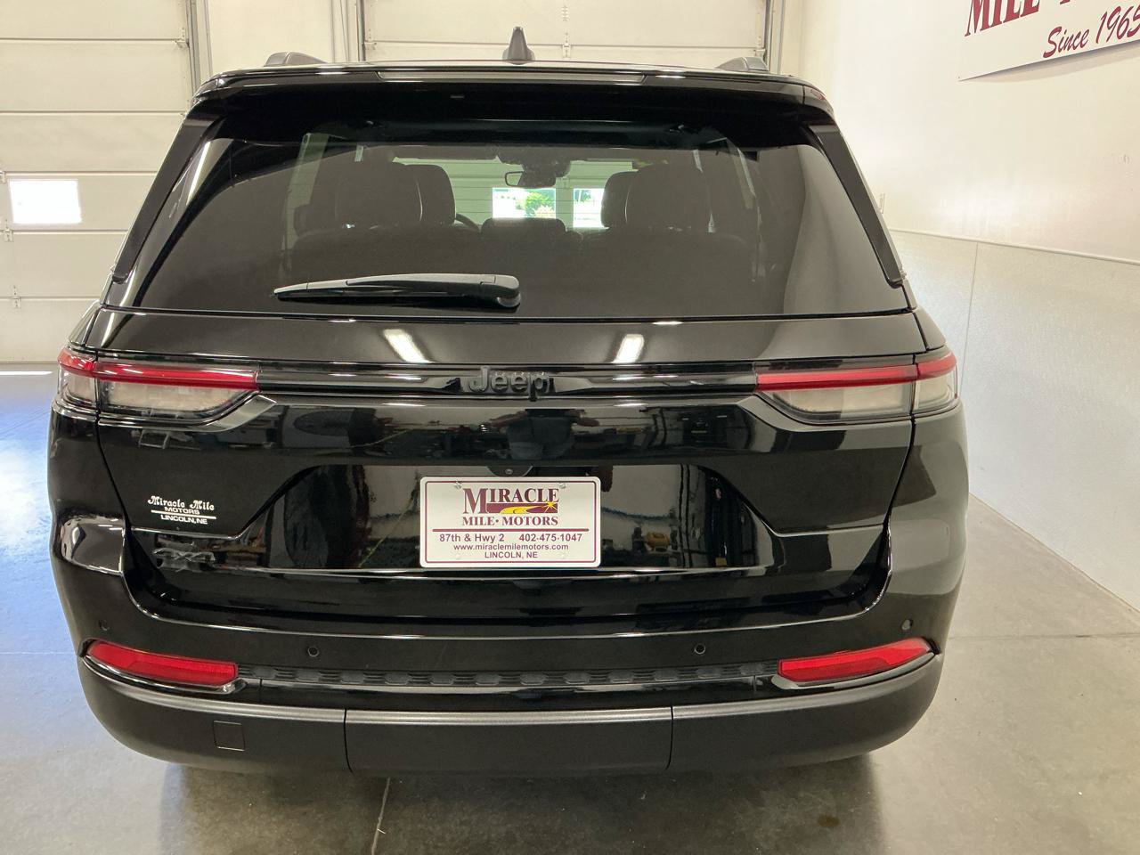 Used 2023 Jeep Grand Cherokee Altitude AWD/4WD image 5