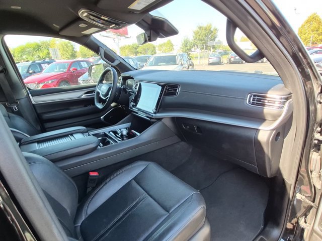 Used 2025 Jeep Wagoneer L Series II AWD/4WD image 21