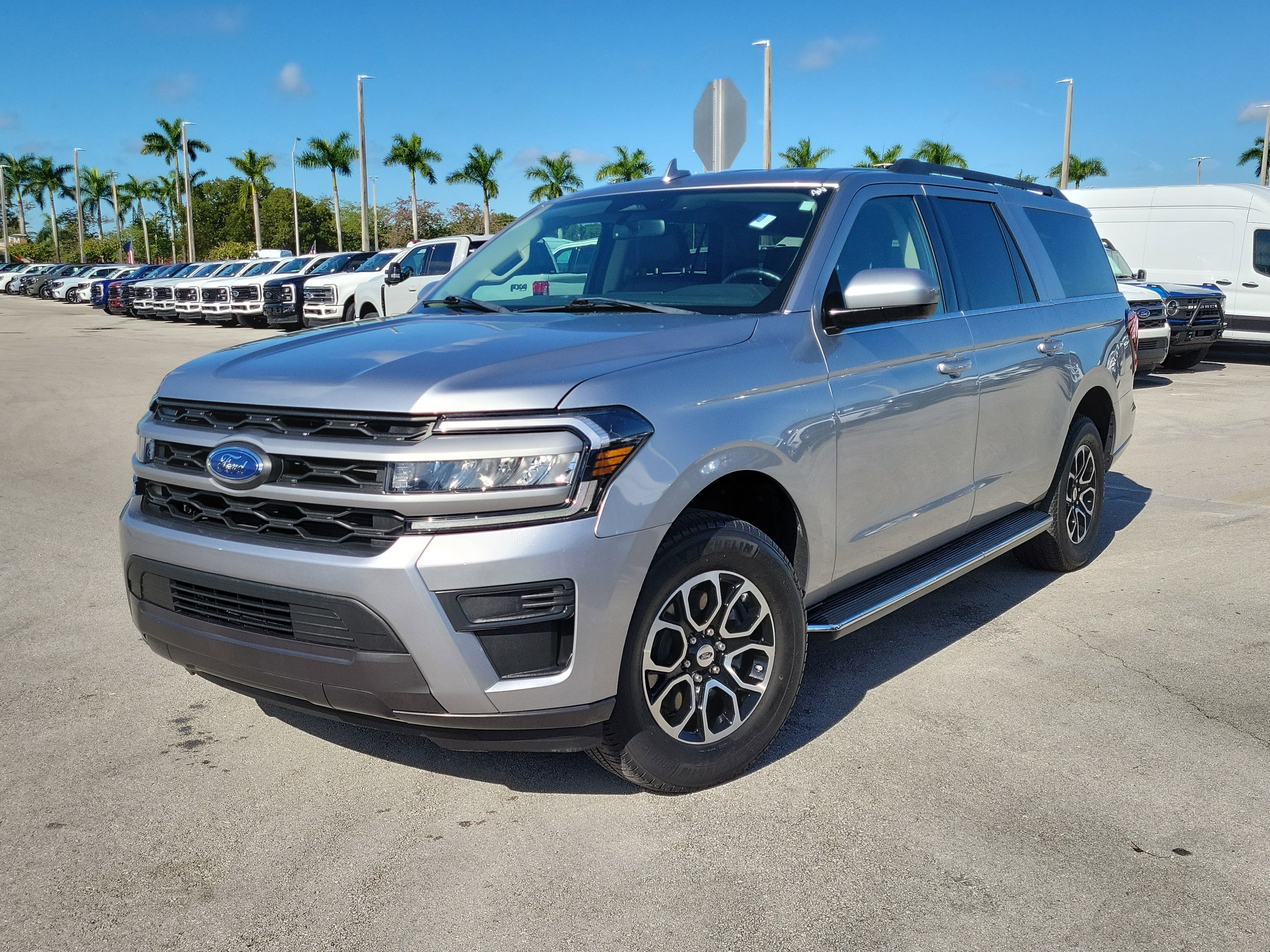 Used 2023 Ford Expedition Max XLT image 1