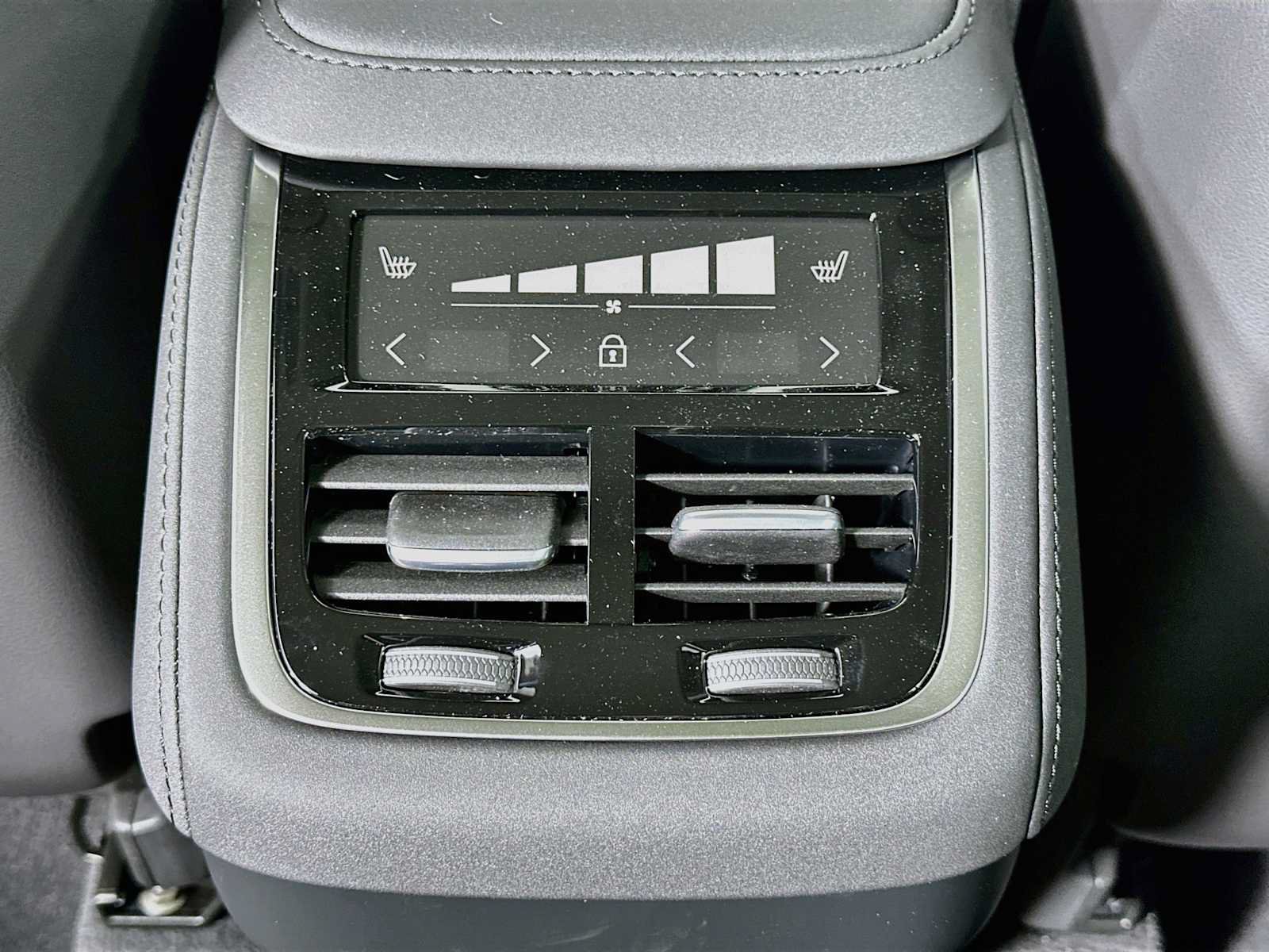 New 2027 Volvo XC90 B5 Plus AWD/4WD image 23