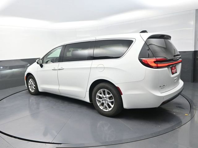 Used 2023 Chrysler Pacifica Touring-L image 5