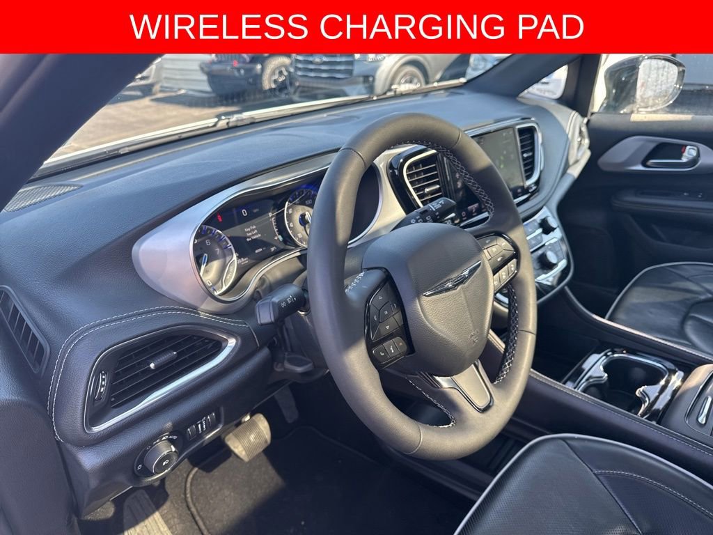 Used 2025 Chrysler Pacifica Limited image 3
