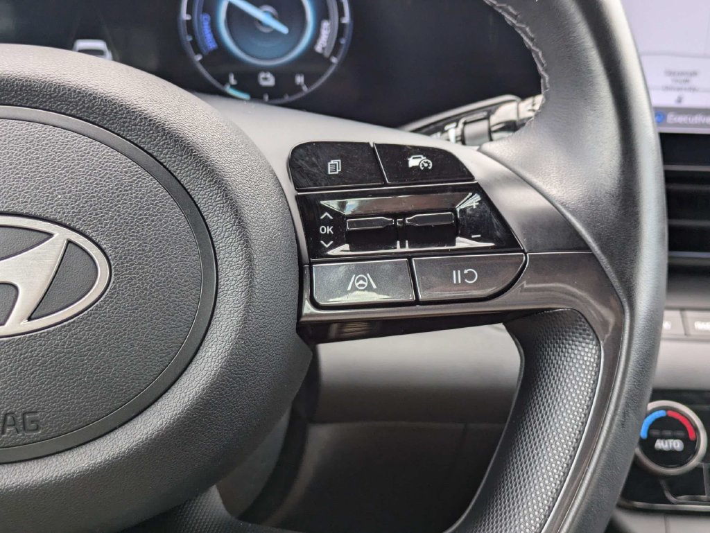 Used 2025 Hyundai Elantra SEL FWD image 23