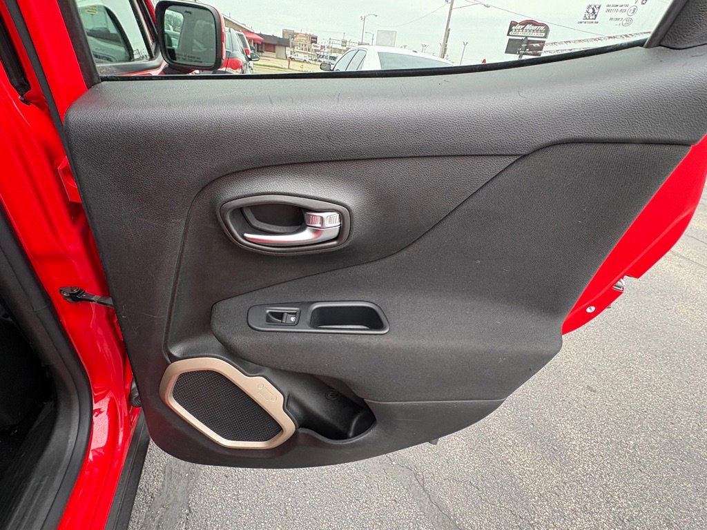 Used 2017 Jeep Renegade Latitude w/ Cold Weather Group image 14