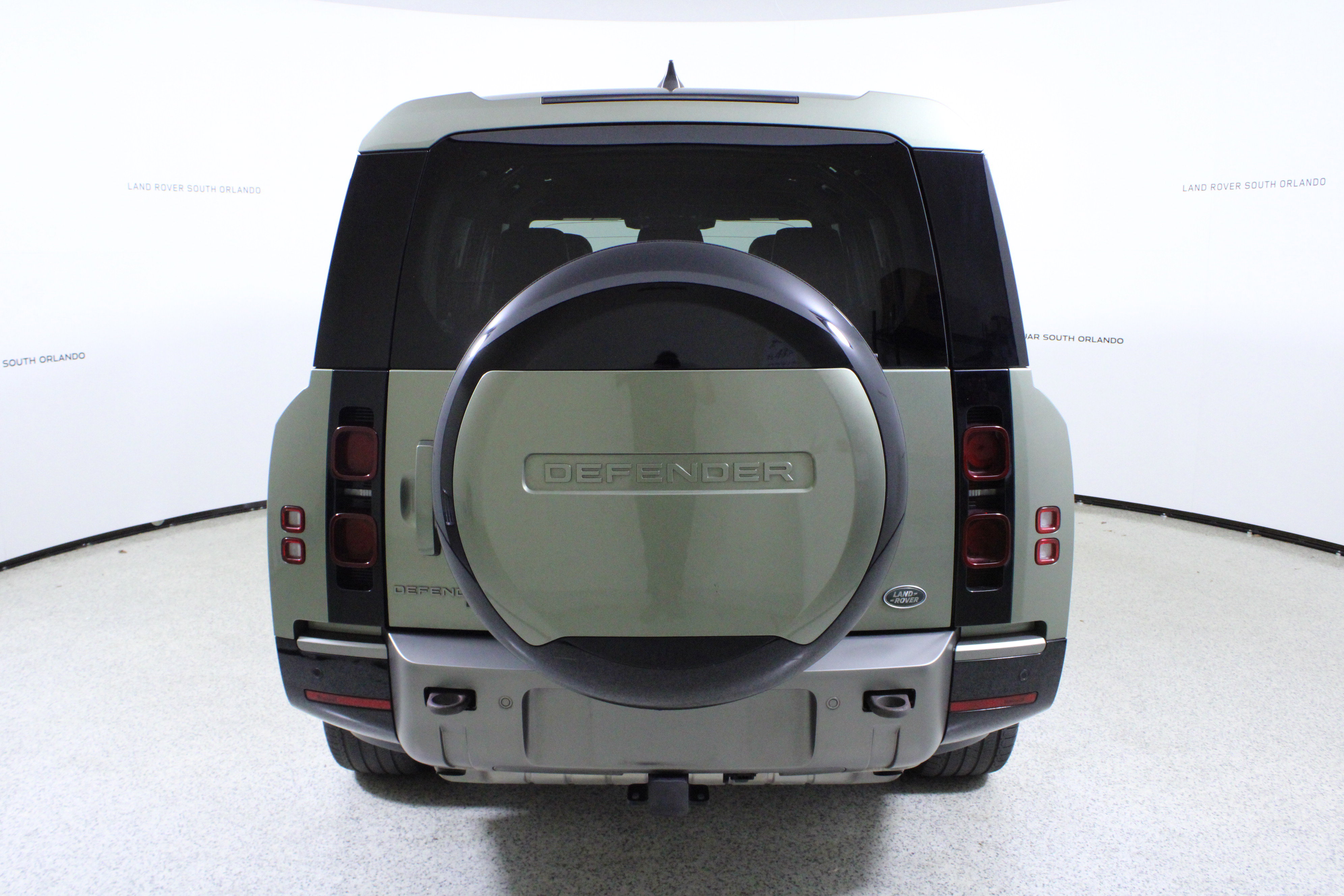 Used 2023 Land Rover Defender 130 X-Dynamic SE image 6