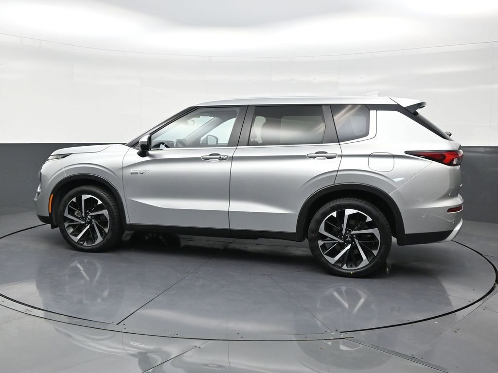 Used 2025 Mitsubishi Outlander SE image 2