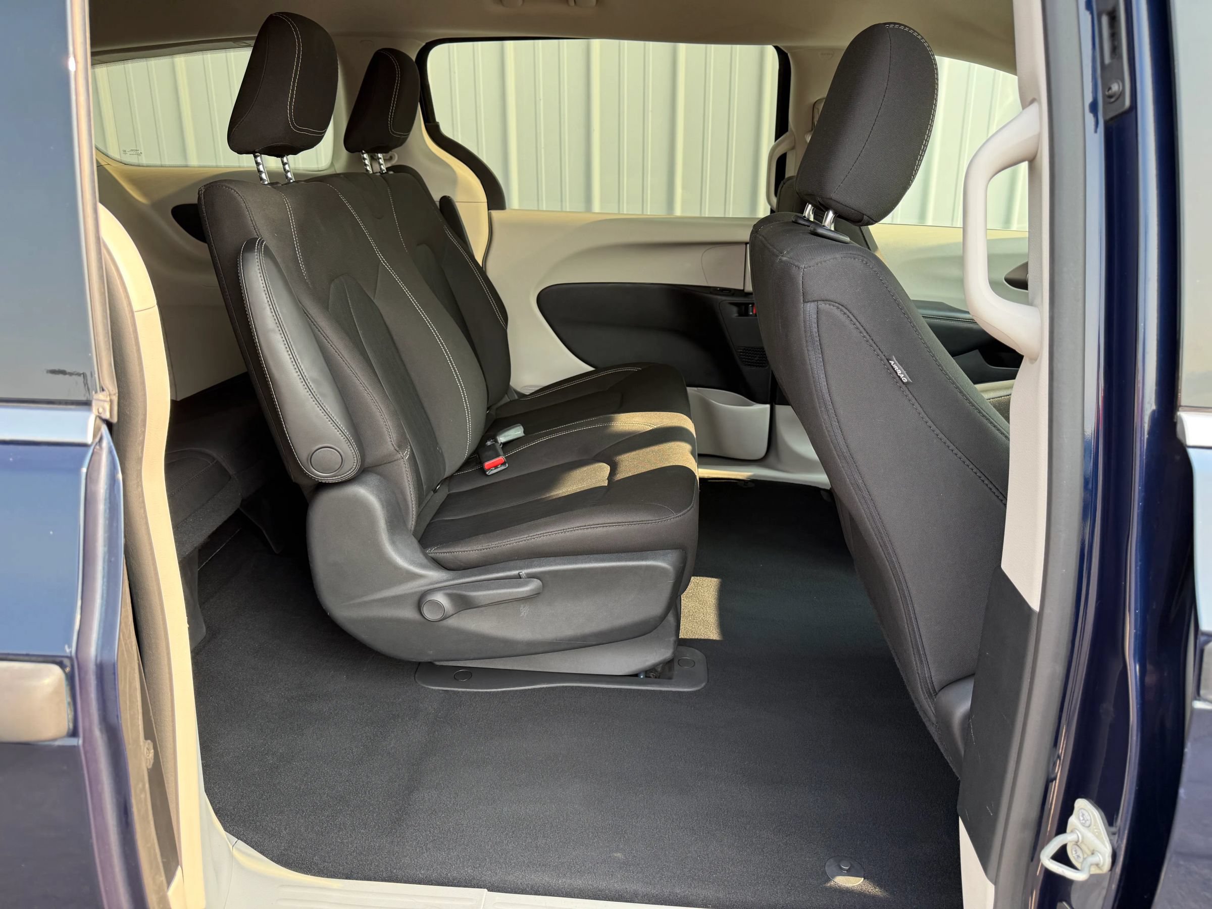 Used 2020 Chrysler Voyager L FWD image 33