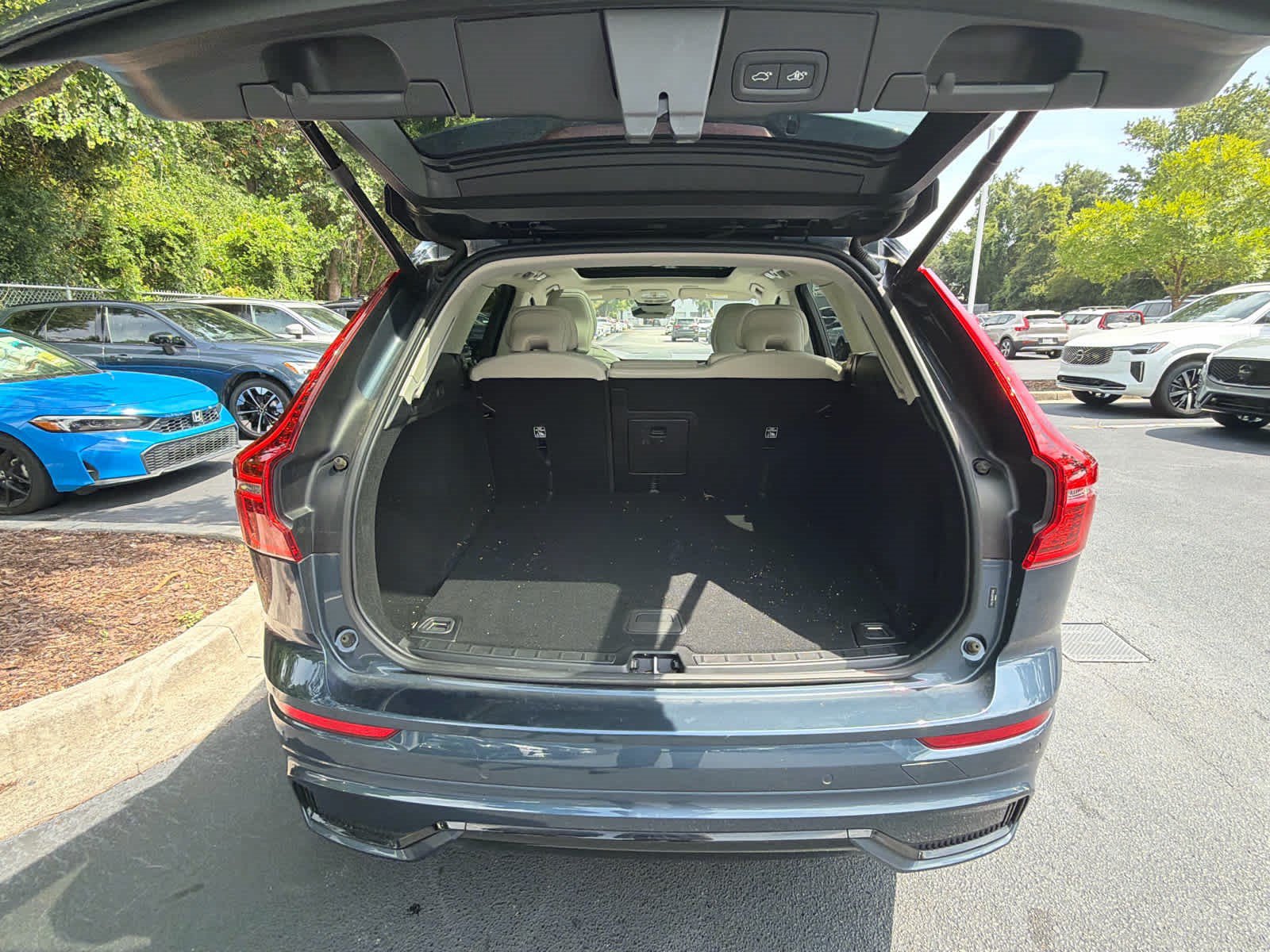 Used 2024 Volvo XC60 B5 Core w/ Climate Package AWD/4WD image 22