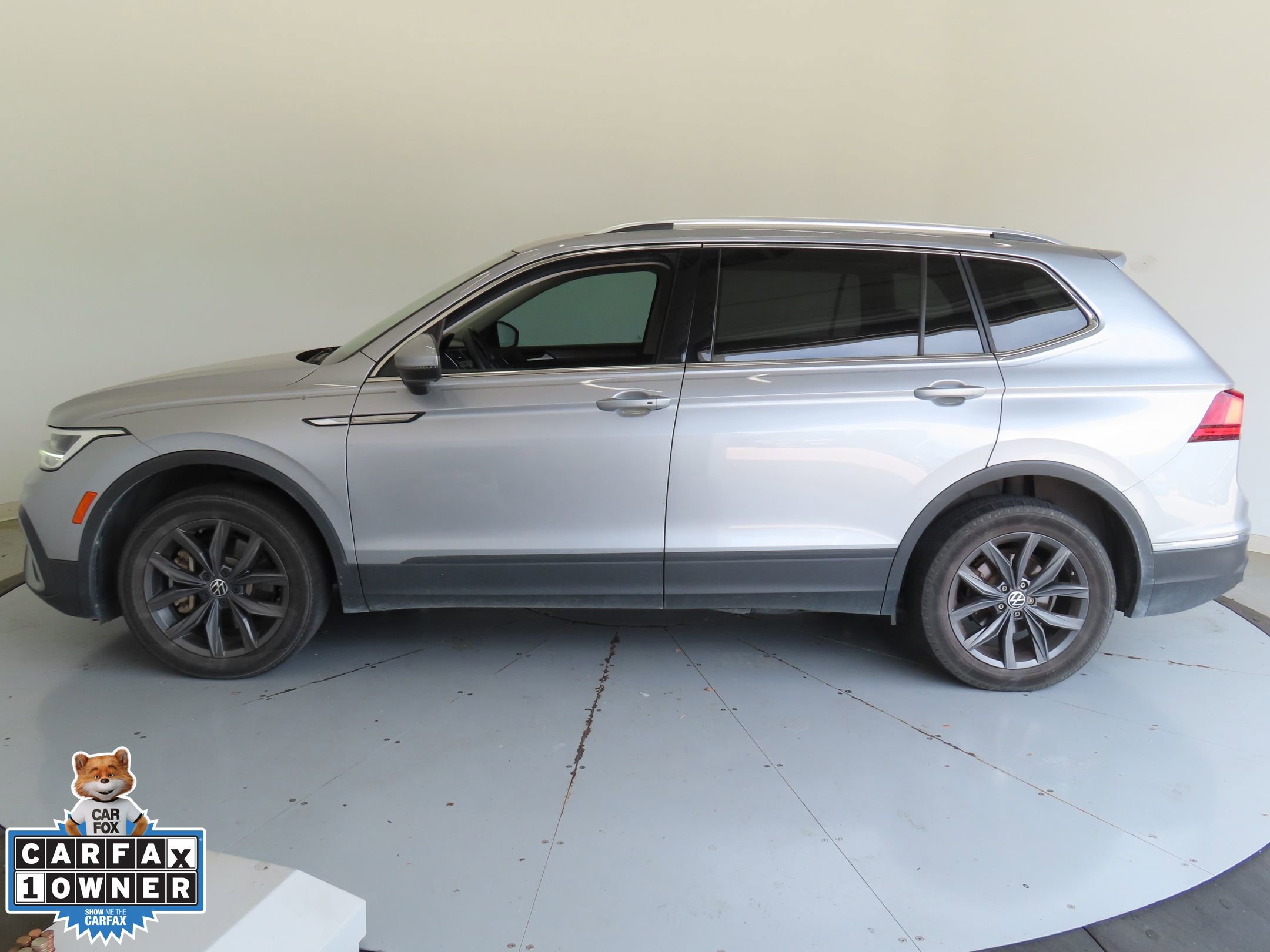 Used 2022 Volkswagen Tiguan SE w/ Panoramic Sunroof Package FWD image 5