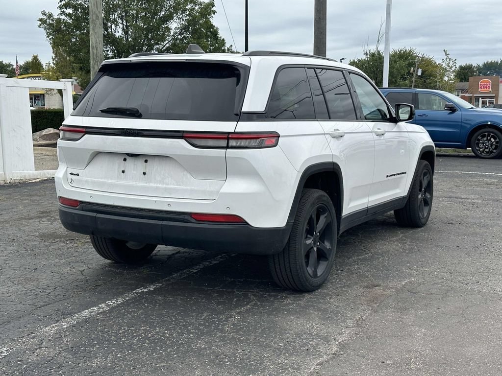 Used 2023 Jeep Grand Cherokee Altitude AWD/4WD image 4