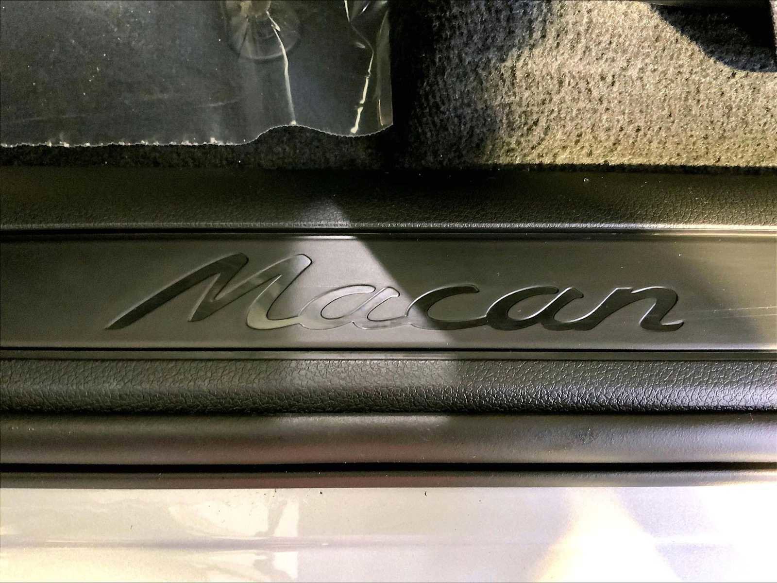 Certified 2025 Porsche Macan image 19