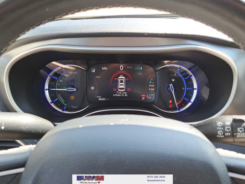 Used 2022 Chrysler Pacifica Touring-L w/ Uconnect Theater Family Group image 15