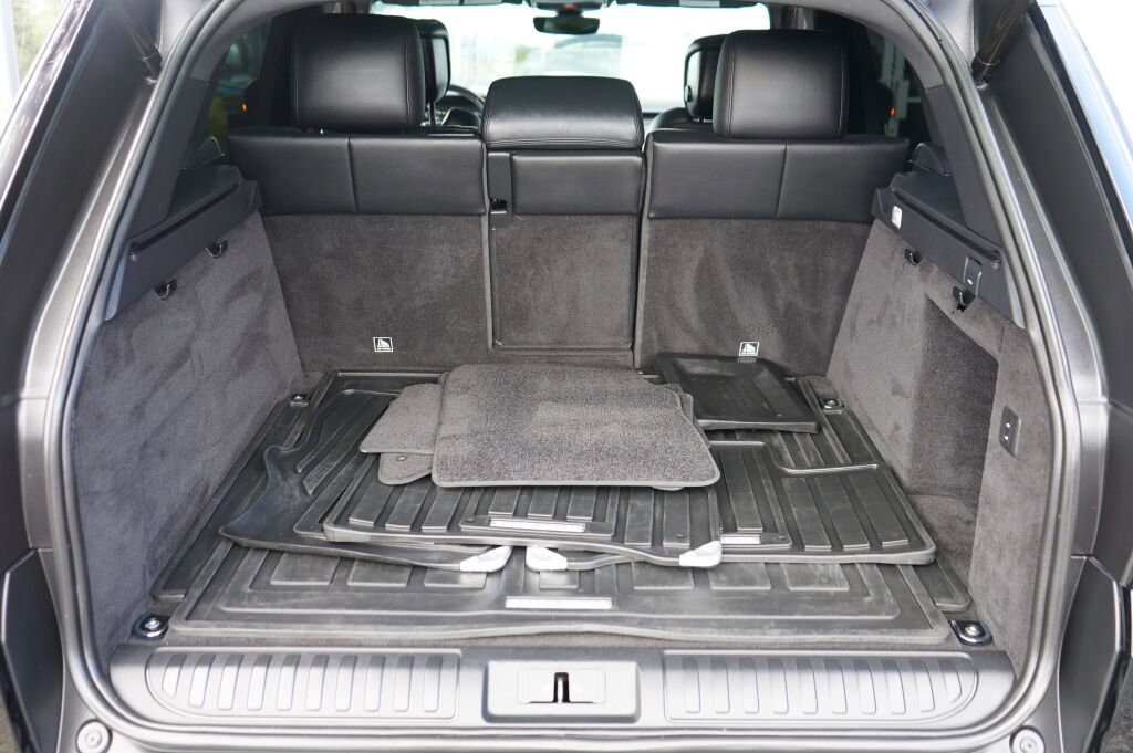 Used 2018 Land Rover Range Rover Sport SE AWD/4WD image 28