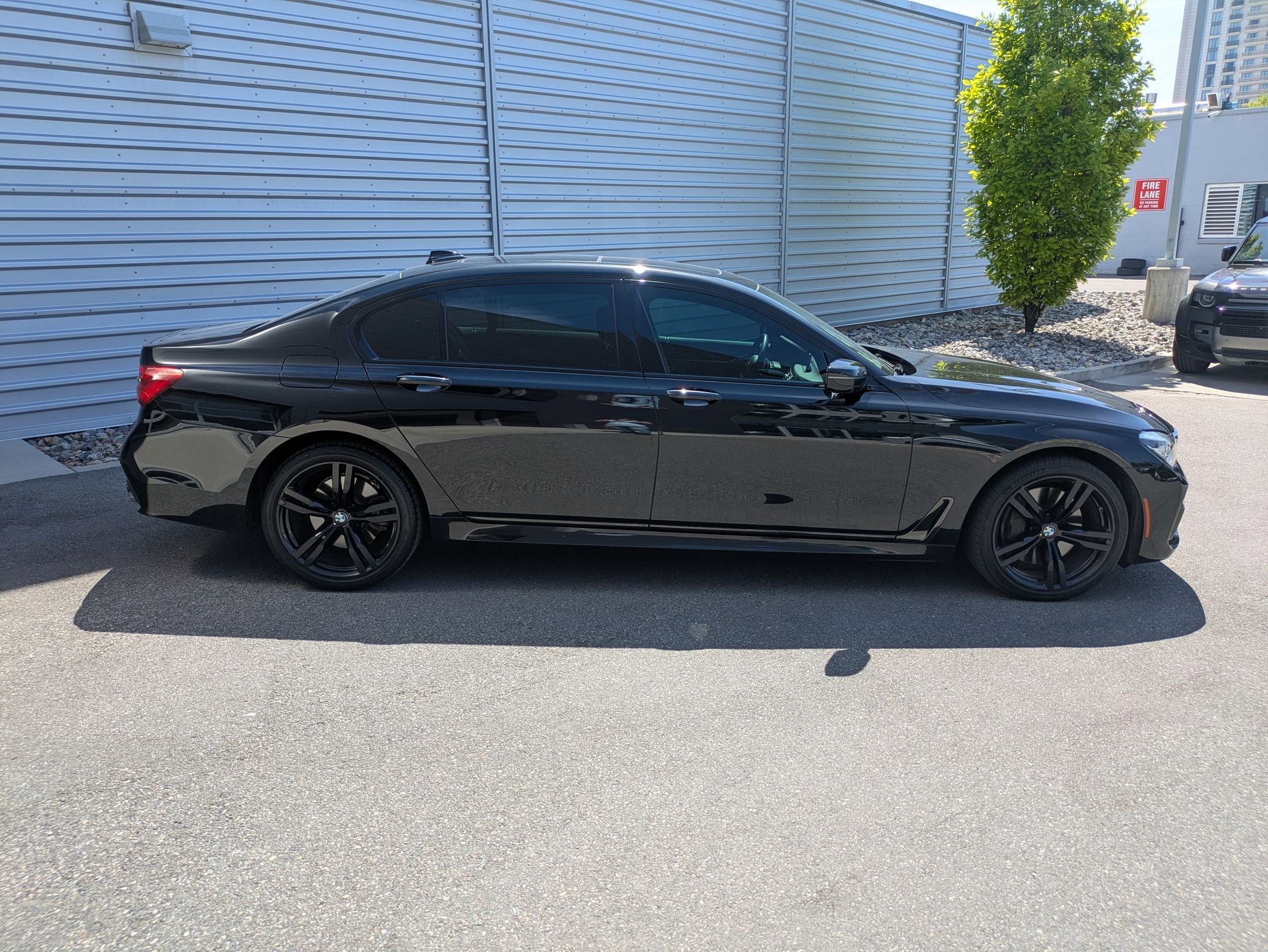 Used 2019 BMW 750i w/ M Sport Package RWD image 2