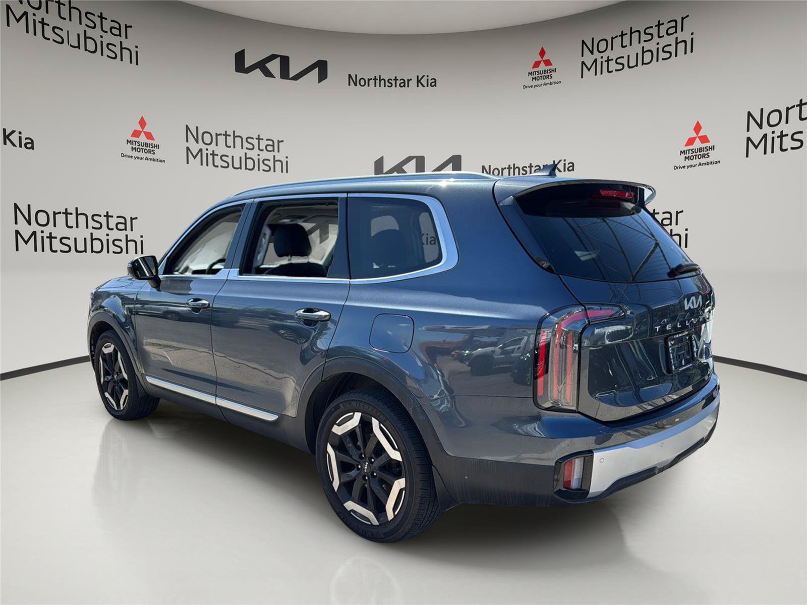Used 2023 Kia Telluride EX w/ EX Captain's Chair Package AWD/4WD image 2